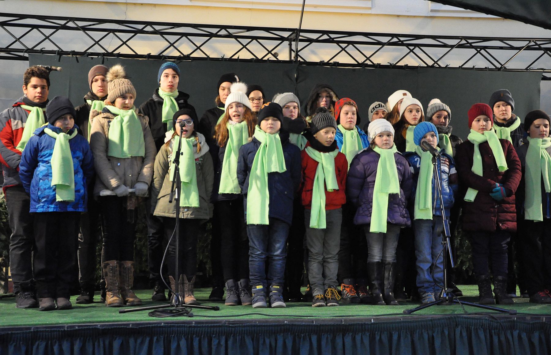 Az első adventi gyertya meggyújtása a Püspöki Palota udvarán